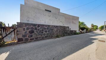 Un edificio con una parete in pietra e un tetto piatto.