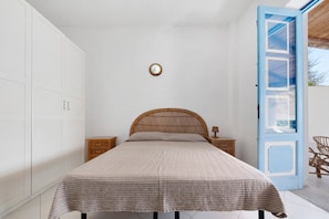1 bedroom, bed sheets - Apartment 'Quadara - Il Nido' with Sea View, Private Terrace and Shared Garden (Lingua)