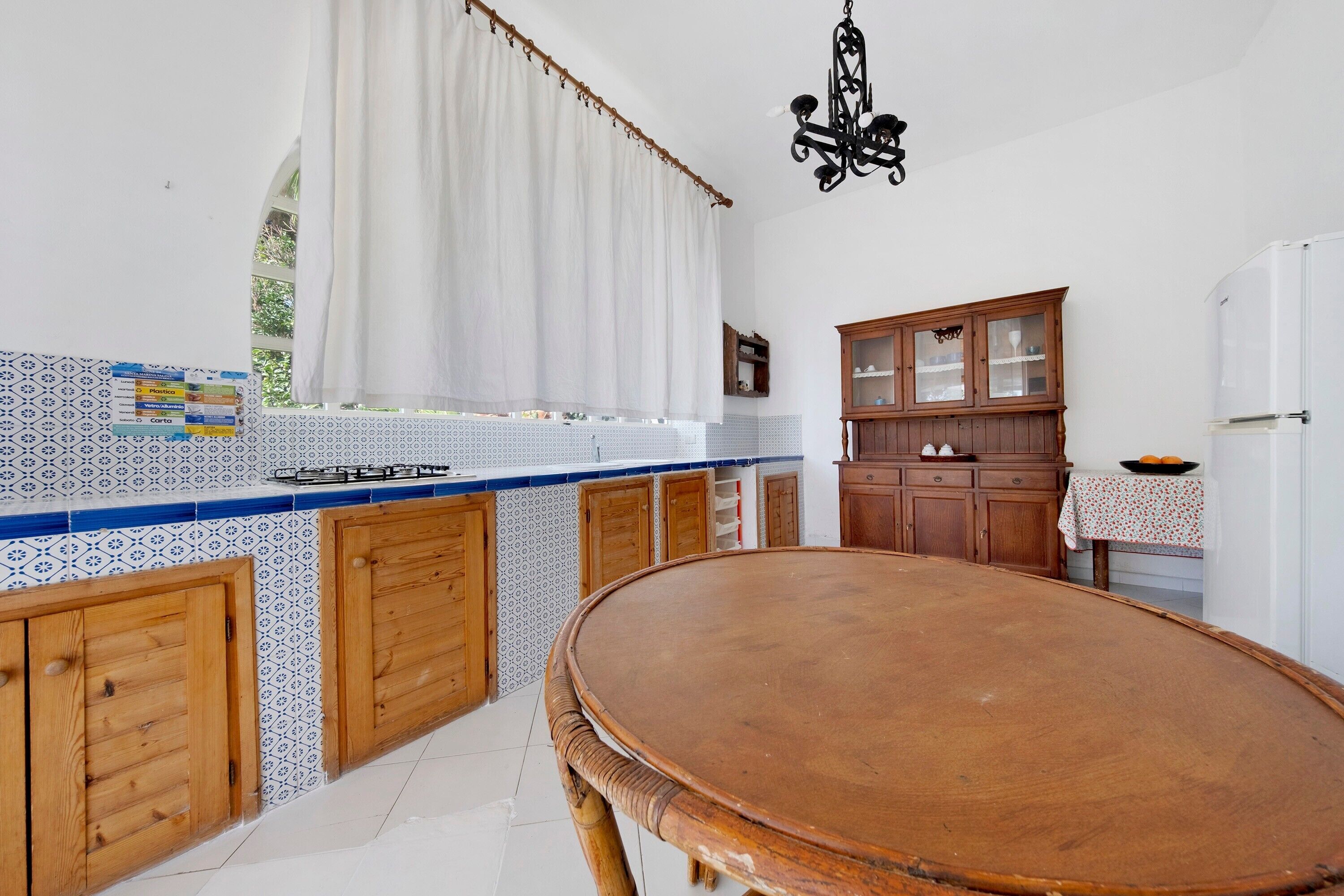 Refrigerador, parrilla de estufa y utensilios de cocina 