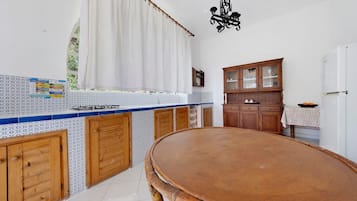 Refrigerador, parrilla de estufa y utensilios de cocina