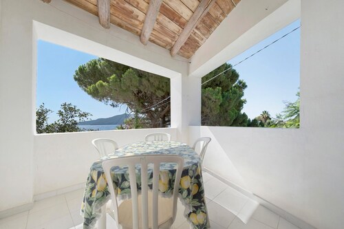 Apartment 'Quadara - Sul Rifugio' with Sea View, Private Terrace and Shared Garden
