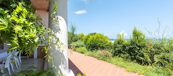 Apartment 'Quadara - Sul Rifugio' with Sea View, Private Terrace and Shared Garden