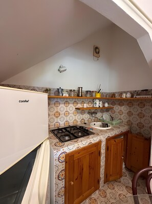Kühlschrank, Herdplatte, Kochgeschirr/Geschirr/Besteck