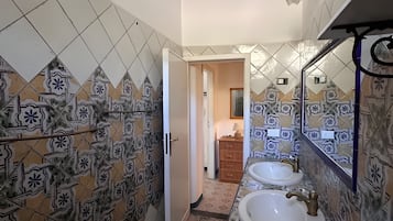 Een douche, een haardroger, handdoeken
