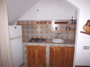 Refrigerador, parrilla de estufa y utensilios de cocina 