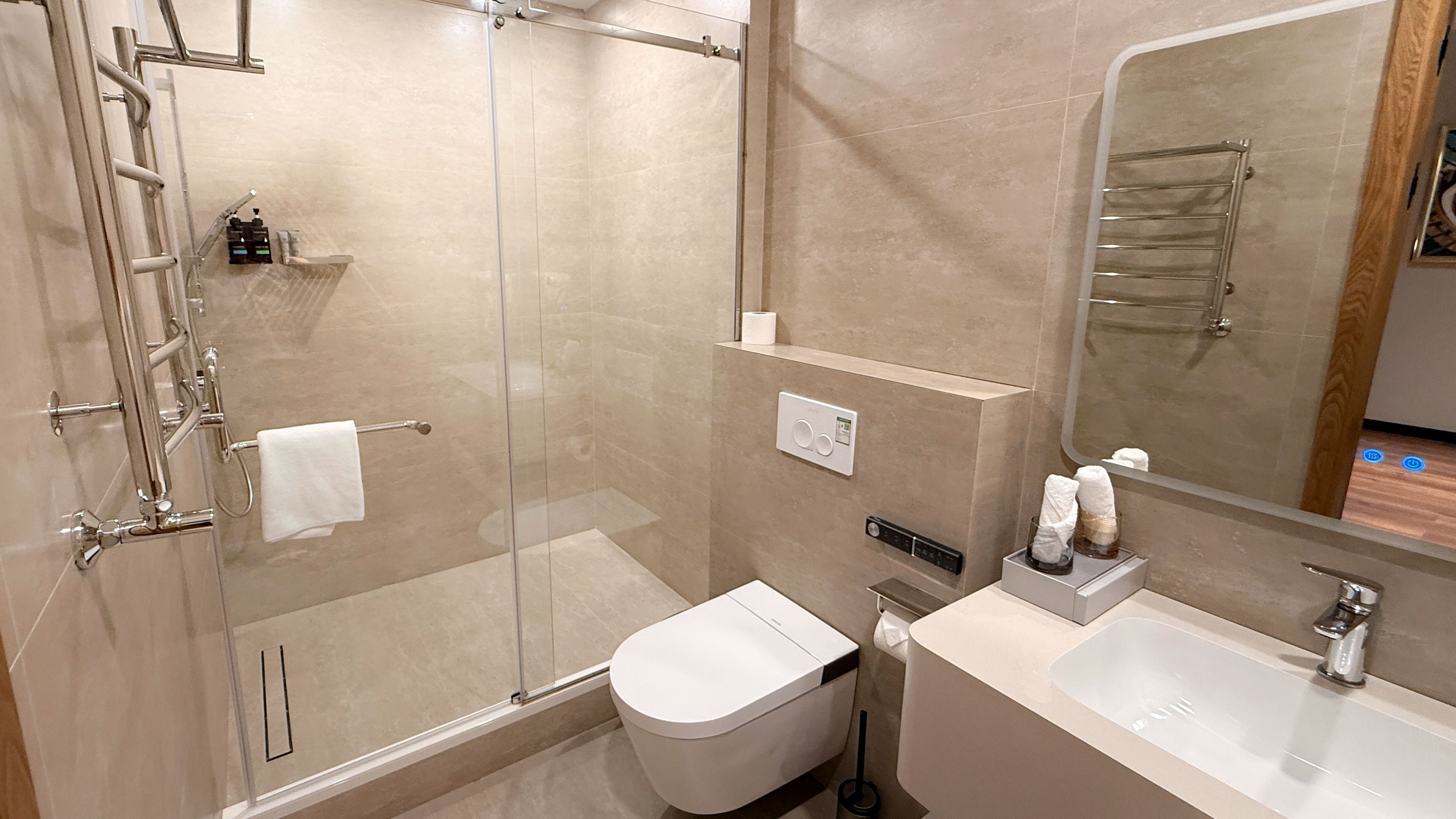 Luxury Apartment | Bathroom | Bathtub, hair dryer, towels, soap