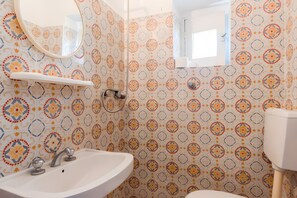 Bathroom - Apartment 'Quadara - Il Palmento' with Sea View, Private Terrace, and Shared Garden (Lingua)