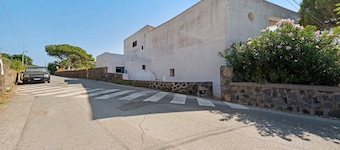 Apartment 'Quadara - Il Palmento' with Sea View, Private Terrace, and Shared Garden