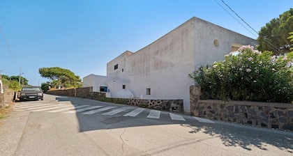 Apartment 'Quadara - Il Palmento' with Sea View, Private Terrace, and Shared Garden