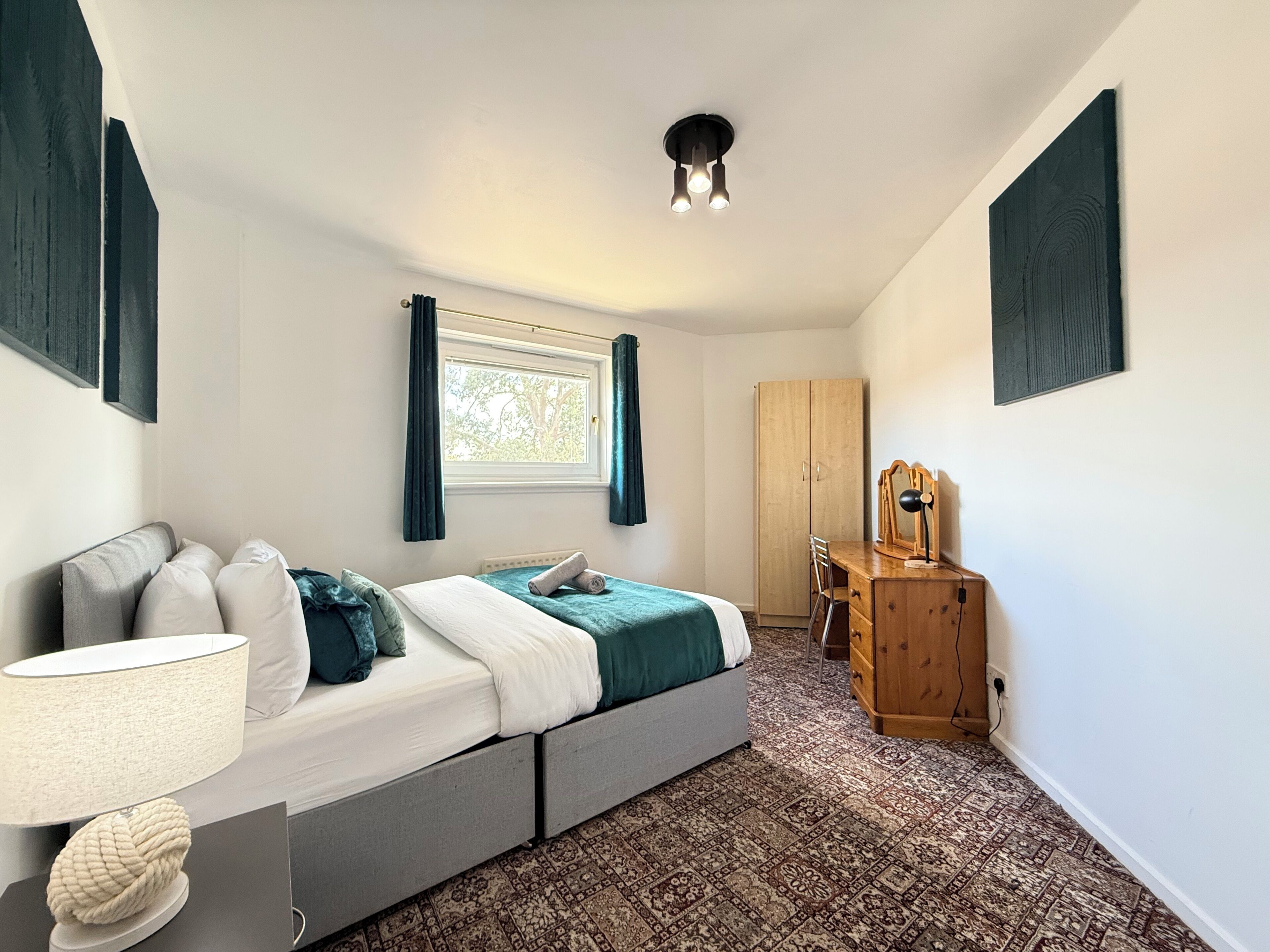 5 bedrooms, iron/ironing board, WiFi, bed sheets