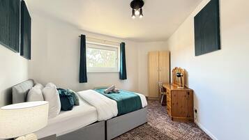 5 bedrooms, iron/ironing board, WiFi, bed sheets