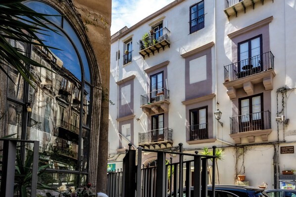 Exterior - Descrizione (Palermo)