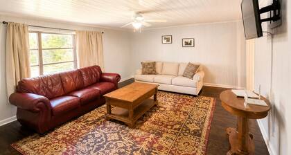 The 1886 House
Historic Downtown Thomasville
4 bedroom, sleeps 11