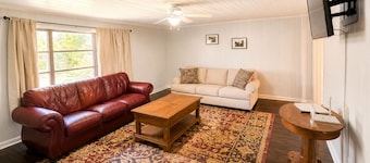 The 1886 House
Historic Downtown Thomasville
4 bedroom, sleeps 11