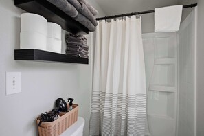 Een douche, een haardroger, handdoeken, shampoo