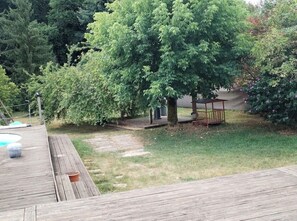 A wooden deck with a small garden area, a tree, and a gazebo. - Entire house, private pool, and lush garden (1,500 m²) (Espiet)