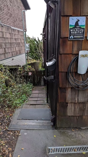 Property grounds - North Berkeley Garden Apartment (Berkeley)