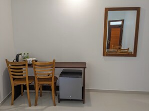Escriptori, espai de treball apte per a portàtils i cortines opaques 