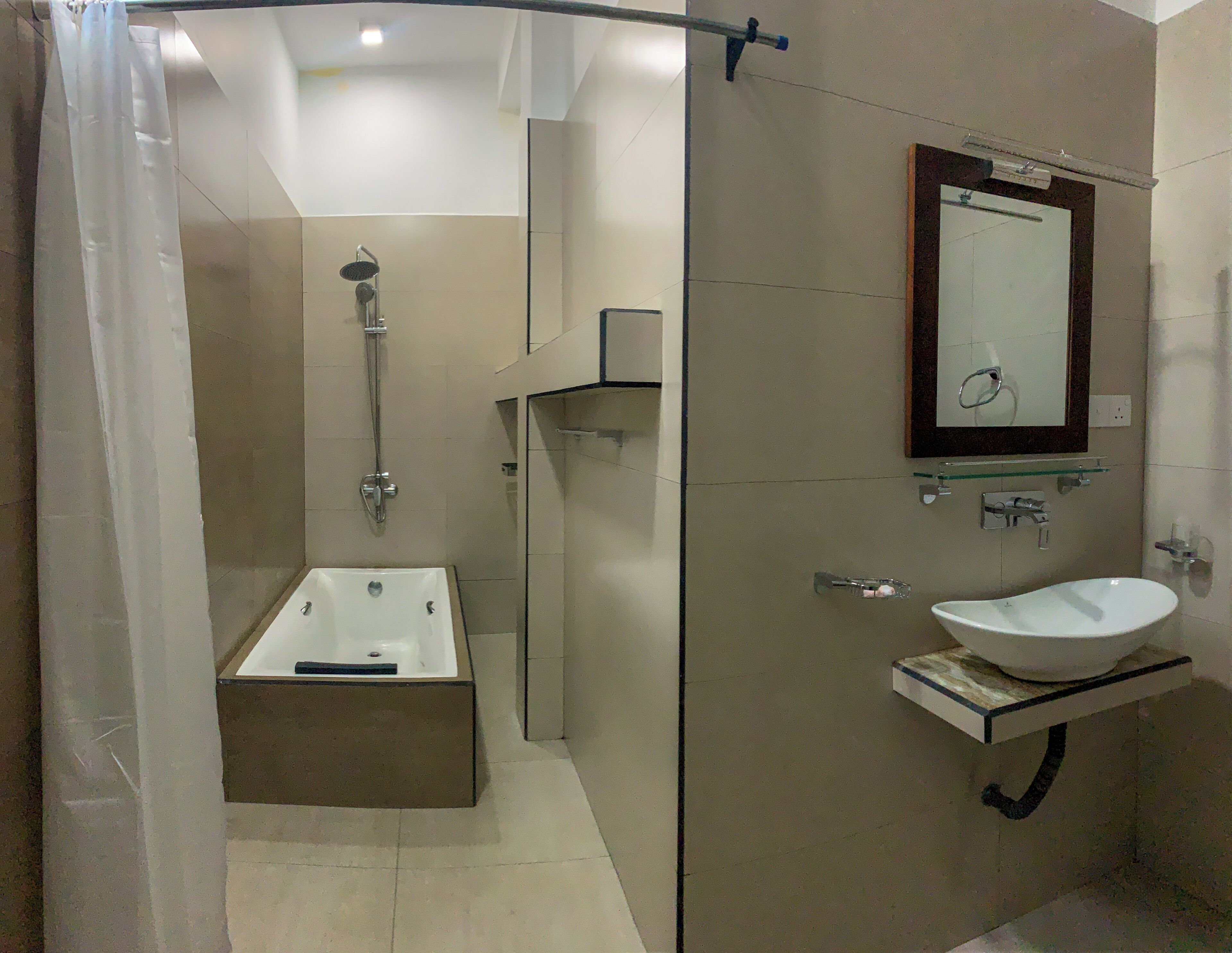Habitación triple superior, balcón, vista a la montaña | Baño | Secadora de cabello, pantuflas, toallas, jabón 