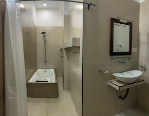 Habitación triple superior, balcón, vista a la montaña | Baño | Secadora de cabello, pantuflas, toallas, jabón 