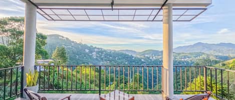 Superior Double Room, Balcony, Mountain View | Meja, ruang kerja komputer riba, langsir/tirai gelap terus