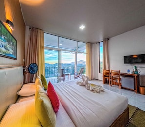 Habitación doble superior, balcón, vista a la montaña | Escritorio, espacio para trabajar con laptop y cortinas blackout 