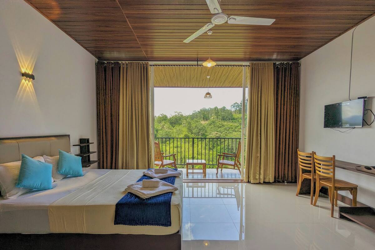 Habitación doble superior, balcón, vistas a la montaña | Escritorio, espacio para trabajar con un portátil, cortinas opacas