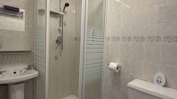 Chambre quadruple familiale, Plusieurs lits, non-fumeur | Salle de bain | Douche, articles de toilette (gratuits), séchoir à cheveux