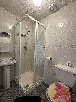 Family Quadruple Room, Multiple Beds, Non Smoking | Bathroom | Shower, free toiletries, hair dryer (on request), towels - Suncrest Hotel (Blackpool)