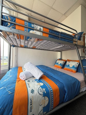 Habitación cuádruple familiar, varias camas, no fumadores | Espacio para trabajar con un portátil y wifi gratis