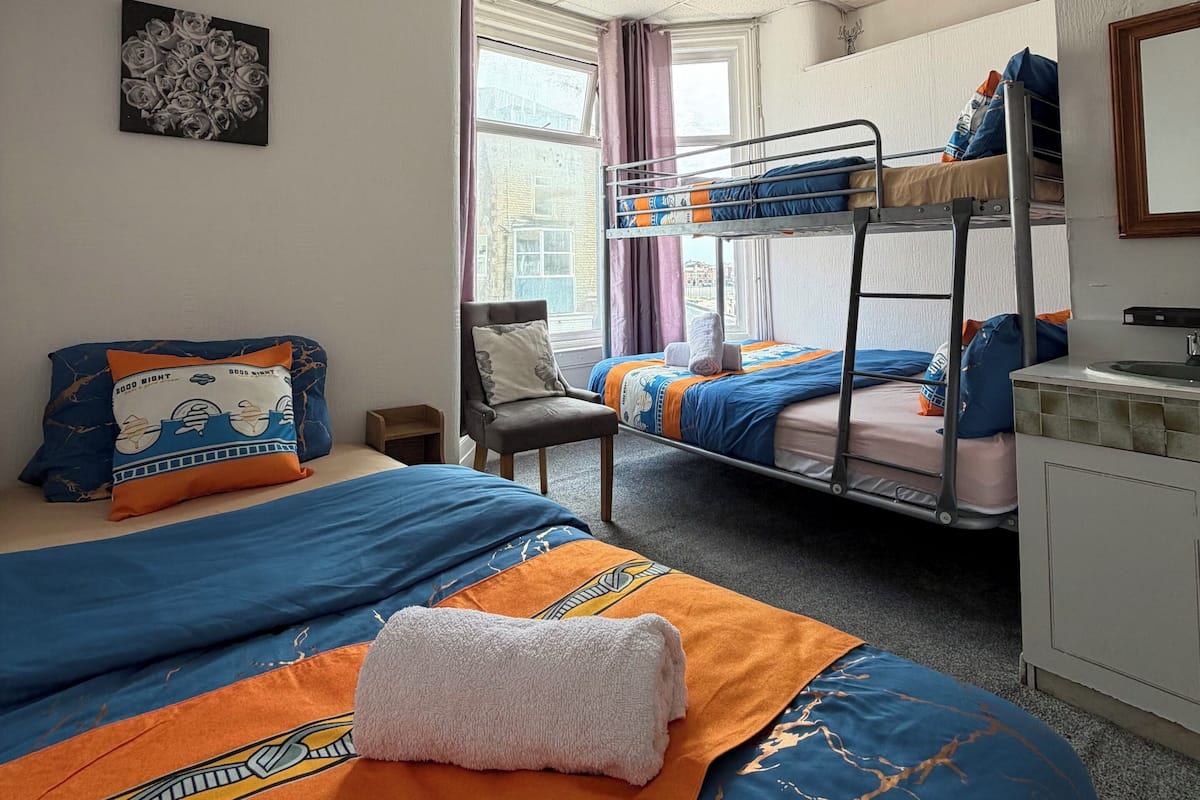 Habitación cuádruple familiar, varias camas, para no fumadores | Espacio para trabajar con laptop y wifi gratis 
