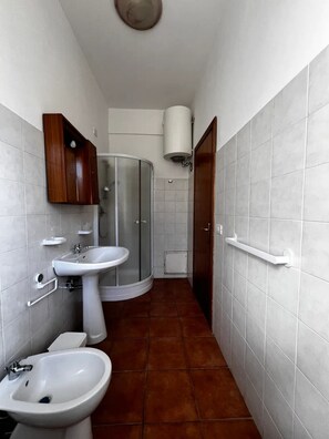 Ein Badezimmer mit Waschbecken, Bidet und Dusche.