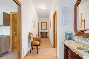 Interior - Room 'Matrimoniale 2' with Shared Garden and Wi-Fi (Rocca di Papa)