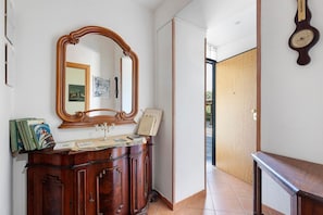 Interior - Room 'Matrimoniale 2' with Shared Garden and Wi-Fi (Rocca di Papa)