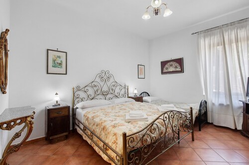 Room 'Matrimoniale Con Letto Singolo' with Shared Garden and Wi-Fi