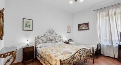 Room 'Matrimoniale Con Letto Singolo' with Shared Garden and Wi-Fi