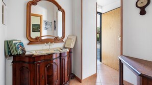 Unclassified image, 5 of 27, button - Room 'Matrimoniale Con Letto Singolo' with Shared Garden and Wi-Fi (Rocca di Papa)