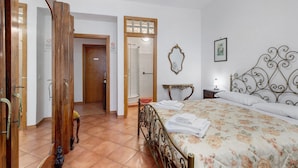 Unclassified image, 2 of 27, button - Room 'Matrimoniale Con Letto Singolo' with Shared Garden and Wi-Fi (Rocca di Papa)