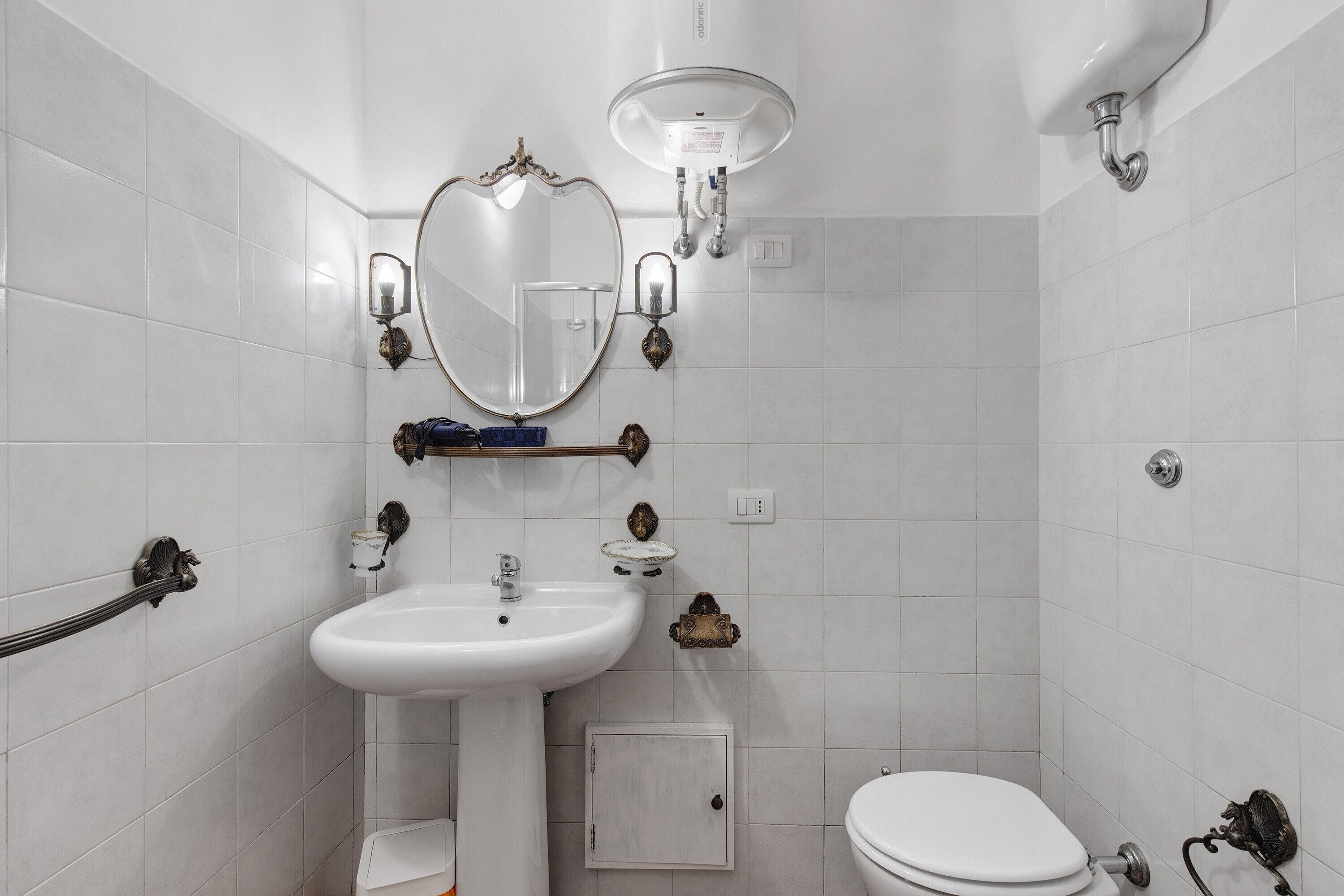 Een douche, een haardroger, handdoeken