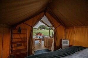 Desk, iron/ironing board, WiFi, bed sheets - Outstanding Tented Cabin with Fire Pit in Cassville, Missouri (Cassville)