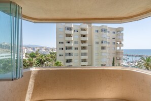 A high-rise building with multiple balconies overlooking a marina and the sea. - Apartment 'Balcon Del Puerto' with Sea View, Wi-Fi and Air Conditioning (Estepona)