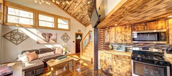 Unplug & Unwind — A Cozy Pocono Cottage at Your Doorstep