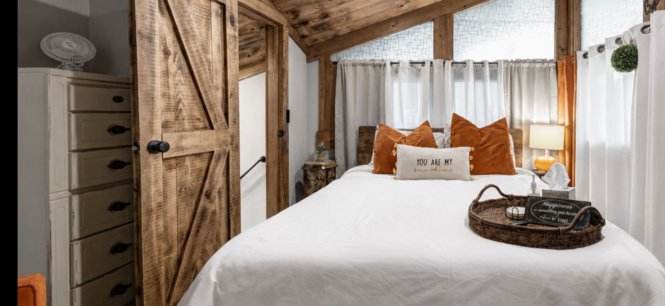 1 slaapkamer, een strijkplank/strijkijzer, wifi, beddengoed