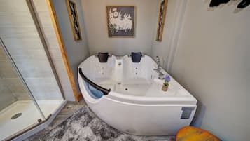 Een bubbelbad, een haardroger, handdoeken, zeep