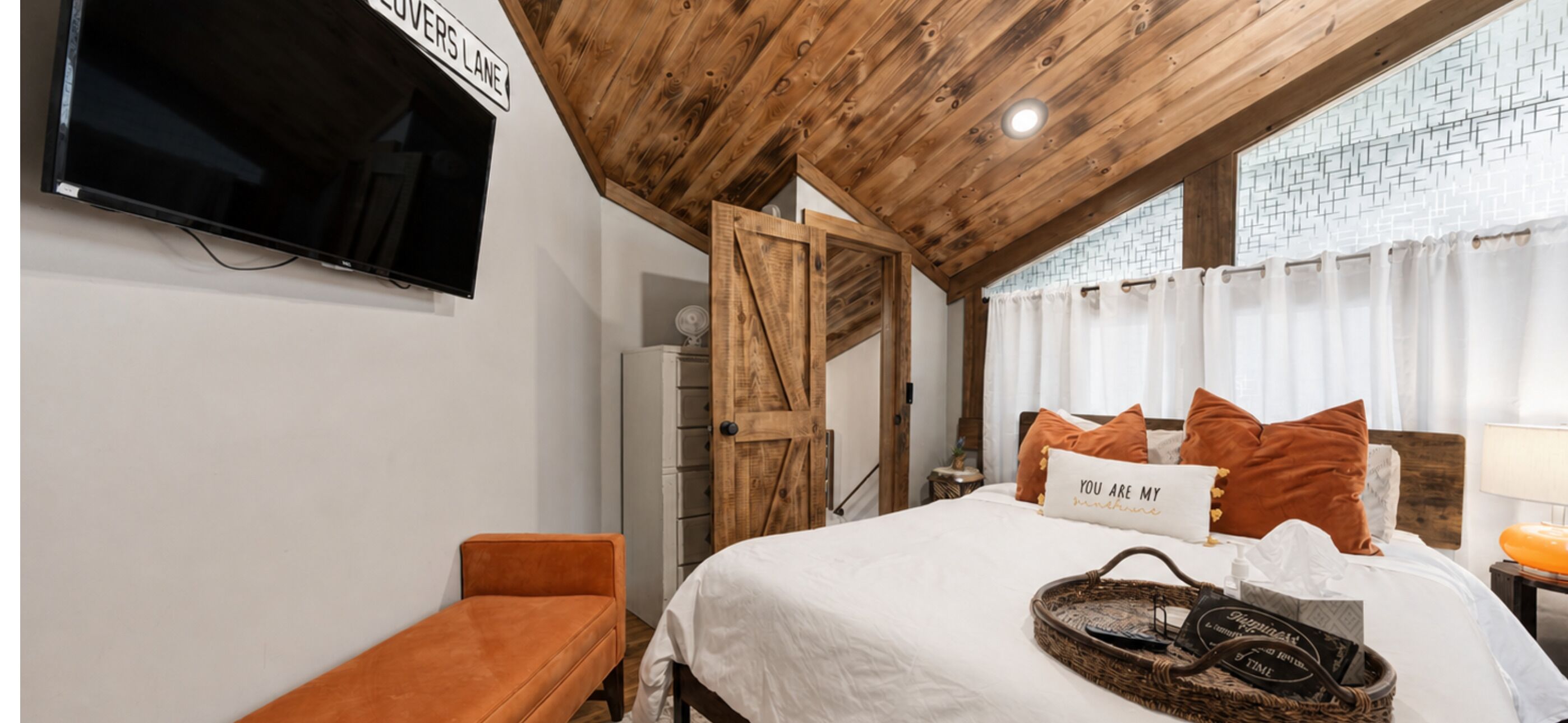 1 slaapkamer, een strijkplank/strijkijzer, wifi, beddengoed