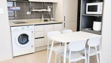 Deluxe Twin Room, 2 Queen Beds, Non Smoking | Dining