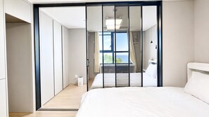 Habitación Deluxe con 2 camas individuales, vistas al mar | Colchones con acolchado adicional y mobiliario individual
