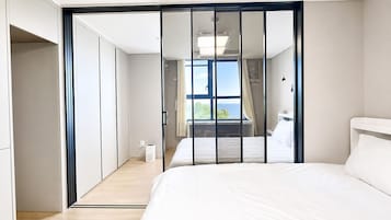 Habitación Deluxe con 2 camas individuales, vistas al mar | Colchones con acolchado adicional y sistema de insonorización