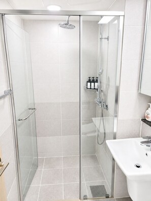 Deluxe-Doppel- oder -Zweibettzimmer, 2 Queen-Betten, Nichtraucher | Badezimmer | Dusche, kostenlose Toilettenartikel, Haartrockner, Hausschuhe