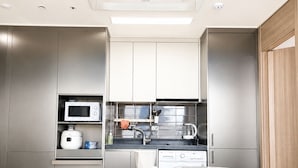 Una cocina moderna con electrodomésticos integrados, una mesa de comedor y sillas.